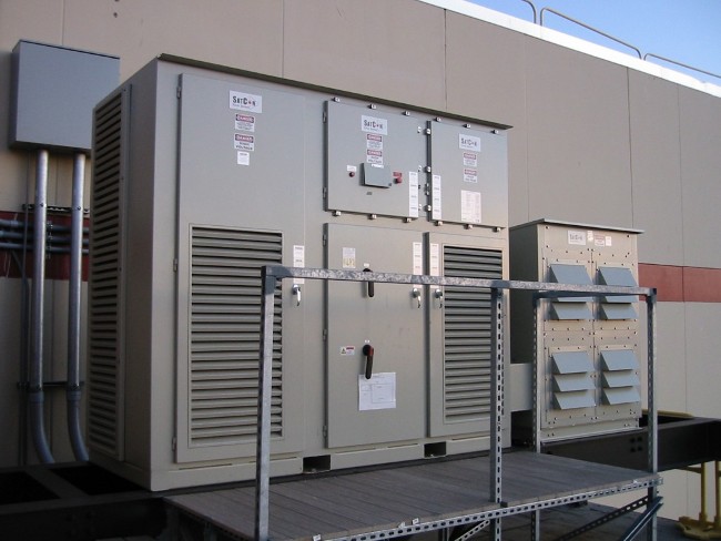 Technicien Mondial Elec intervenant sur une installation électrique